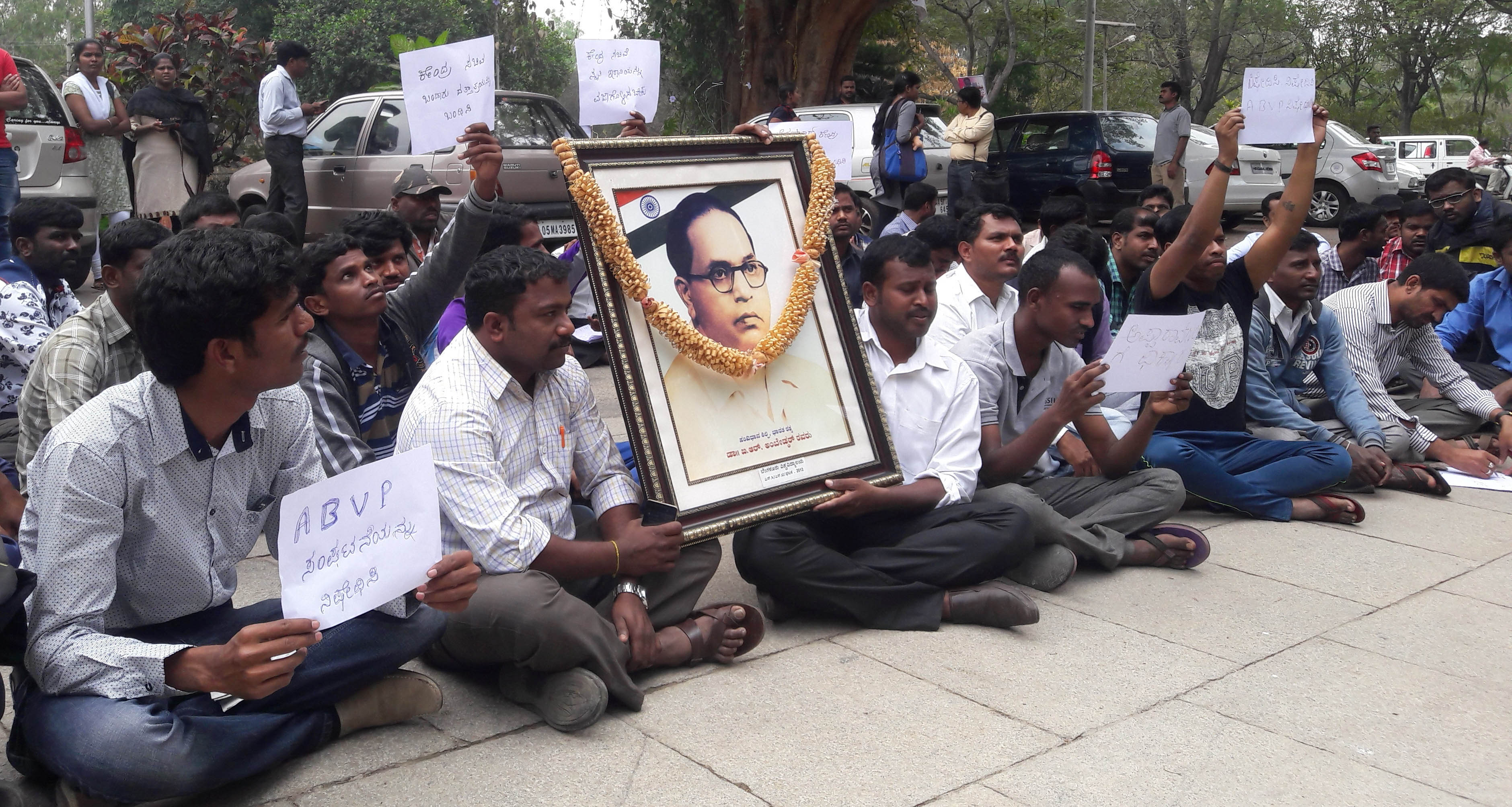 ರೋಹಿತ್ ಸಾವು ಪ್ರಕರಣ; ಬೆಂವಿವಿ: ವಿದ್ಯಾರ್ಥಿಗಳ ಪ್ರತಿಭಟನೆ